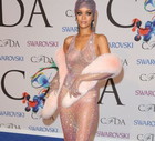 Stylizacje gwiazd: suknie typu naked dress