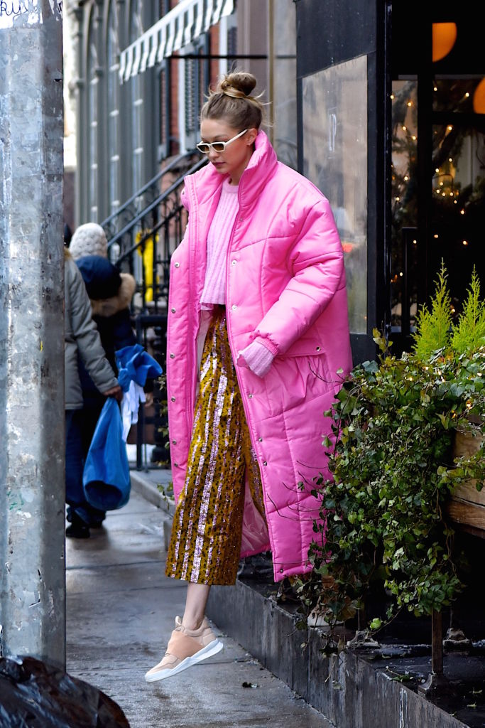 Gigi Hadid w neonowej kurtce puchowej