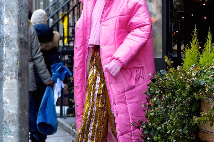 Gigi Hadid w neonowej kurtce puchowej