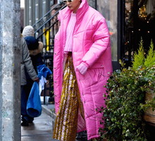 Gigi Hadid w neonowej kurtce puchowej