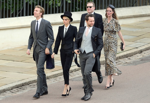 James Cook, Cara Delevingne i Derek Blasberg na ślubie księżniczki Eugenii i Jacka Brooksbanka, 12.10.2018.