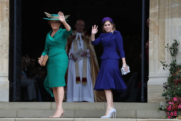Sarah Ferguson i księżniczka Beatrice na ślubie księżniczki Eugenii i Jacka Brooksbanka, 12.10.2018.