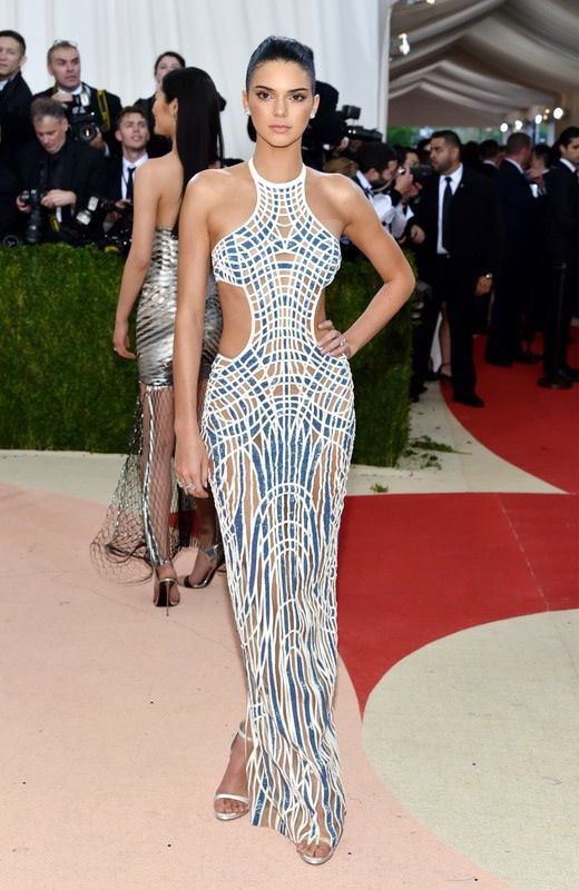 Stylizacje gwiazd: suknie typu naked dress