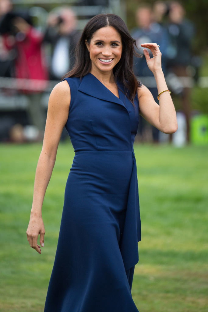 Meghan Markle w sukience podkreślającej ciążowy brzuszek