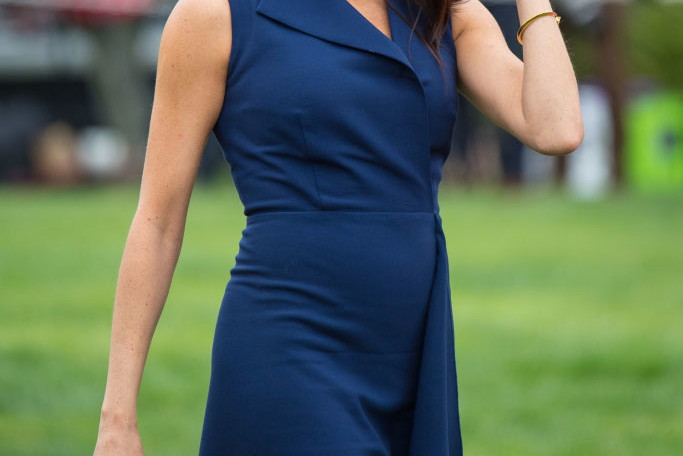Meghan Markle w sukience podkreślającej ciążowy brzuszek
