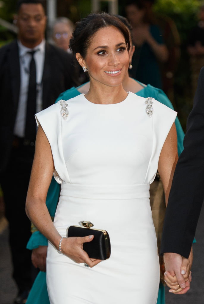 Meghan Markle w białej sukni z feministycznym przesłaniem
