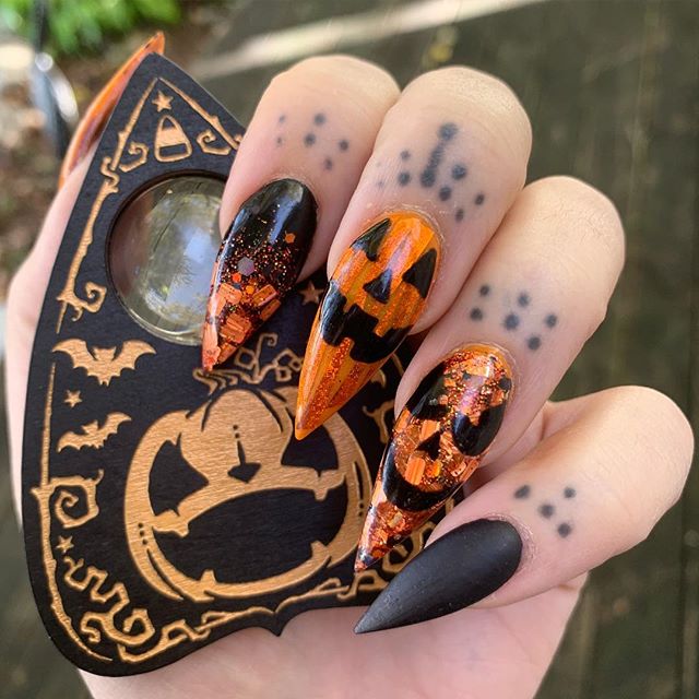 Paznokcie w halloweenowe dynie