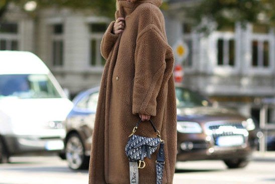 Aylin Koening w modnym teddy coat