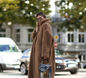 Aylin Koening w modnym teddy coat