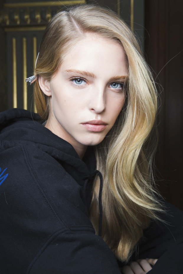 Długie włosy blond