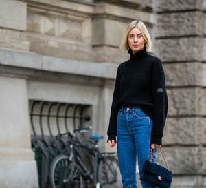 Lisa Hahnbueck w klasycznych jeansach