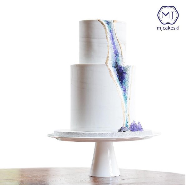 #geodeweddingcake Torty ślubne przypominające kamienie szlachetne, fot. instagram mjcakeskl