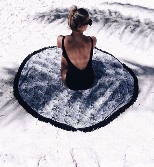 Okrągły ręcznik na plażę - wakacyjny hit!  fot. thebeachpeople.com.au, Instagram/ thebeachpeople
