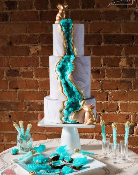 #geodeweddingcake Torty ślubne przypominające kamienie szlachetne, fot. instagram thesugaredrose