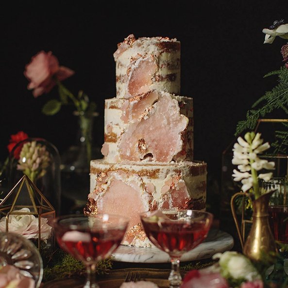 #geodeweddingcake Torty ślubne przypominające kamienie szlachetne, fot. instagram melissasweetbridal