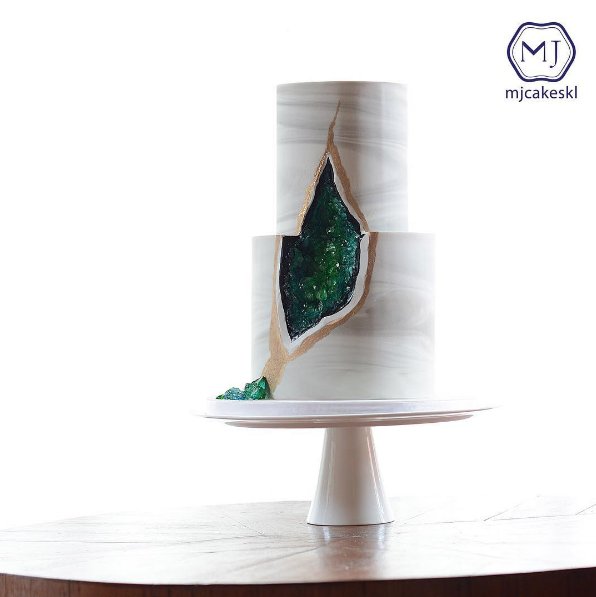 #geodeweddingcake Torty ślubne przypominające kamienie szlachetne, fot. instagram mjcakeskl