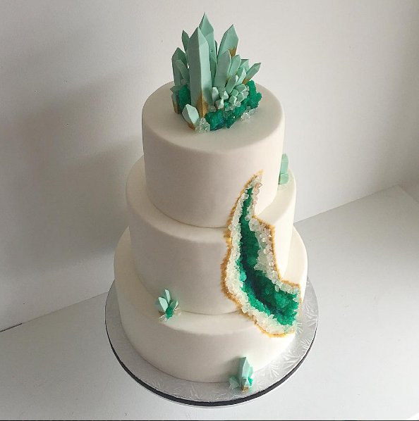#geodeweddingcake Torty ślubne przypominające kamienie szlachetne, fot. instagram kakebydarci