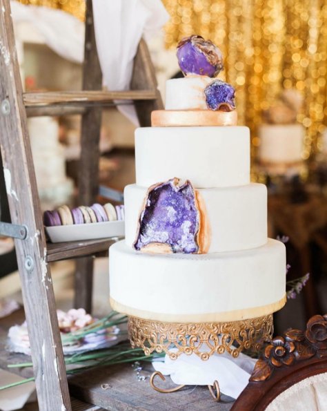 #geodeweddingcake Torty ślubne przypominające kamienie szlachetne, fot. instagram katiewhitephotog