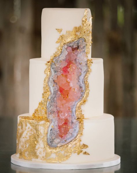 #geodeweddingcake Torty ślubne przypominające kamienie szlachetne, fot. instagram clairemarika