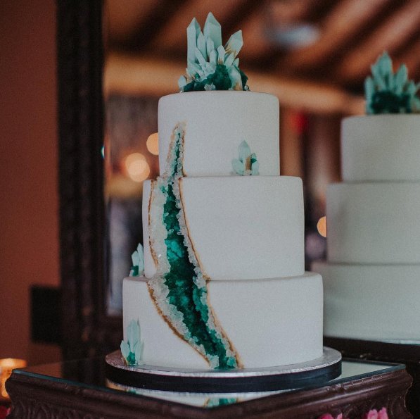#geodeweddingcake Torty ślubne przypominające kamienie szlachetne, fot. instagram greenweddingshoes