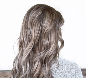 Mushroom blonde - najmodniejszy kolor włosów w tym sezonie