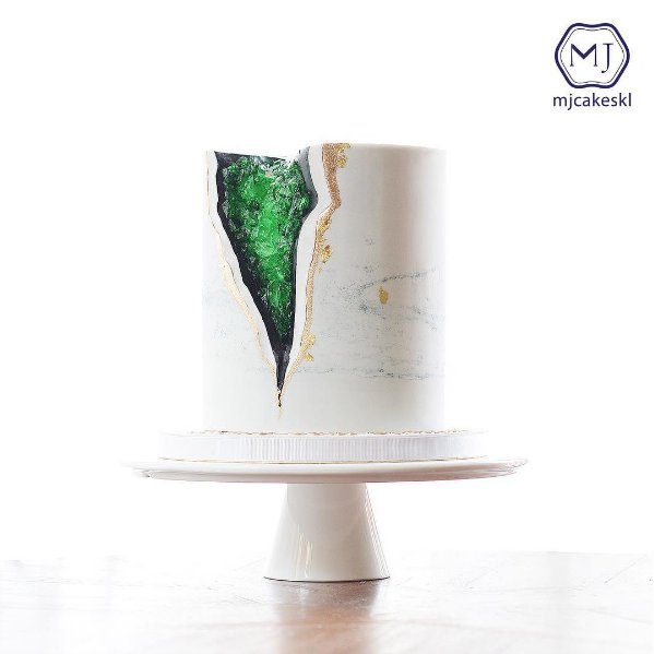 #geodeweddingcake Torty ślubne przypominające kamienie szlachetne, fot. instagram mjcakeskl