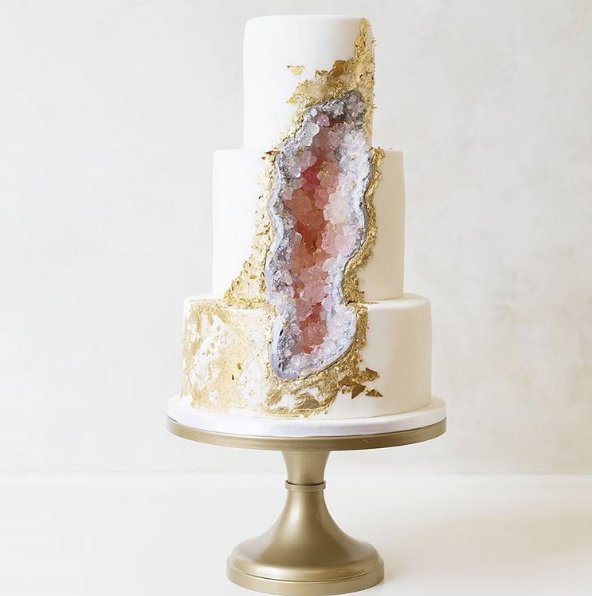 #geodeweddingcake Torty ślubne przypominające kamienie szlachetne, fot. instagram utahbrideblog