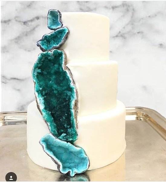 #geodeweddingcake Torty ślubne przypominające kamienie szlachetne, fot. instagram cakeconservatory