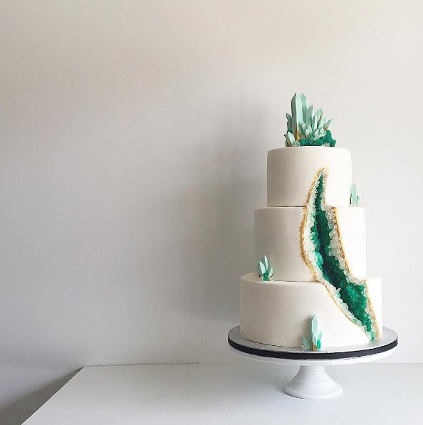 #geodeweddingcake Torty ślubne przypominające kamienie szlachetne, fot. instagram kakebydarci