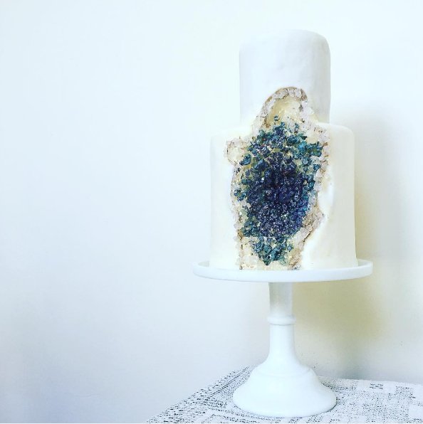 #geodeweddingcake Torty ślubne przypominające kamienie szlachetne, fot. instagram crumbandberry