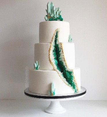 #geodeweddingcake Torty ślubne przypominające kamienie szlachetne, fot. instagram kakebydarci