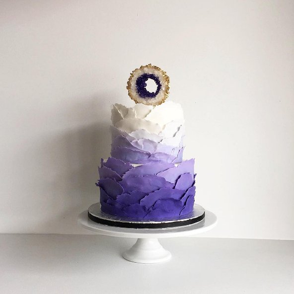 #geodeweddingcake Torty ślubne przypominające kamienie szlachetne, fot. instagram kakebydarci