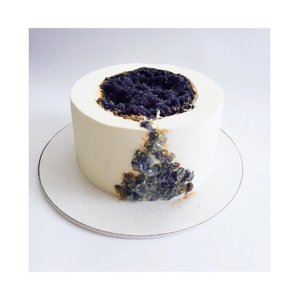 #geodeweddingcake Torty ślubne przypominające kamienie szlachetne, fot. instagram leiba_konditer
