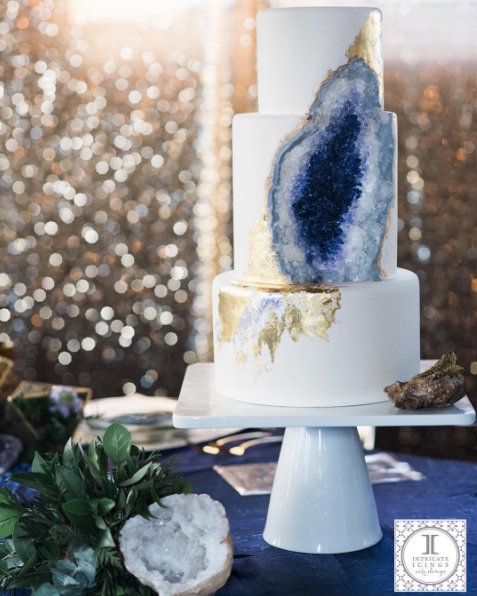 #geodeweddingcake Torty ślubne przypominające kamienie szlachetne, fot. instagram intricateicings