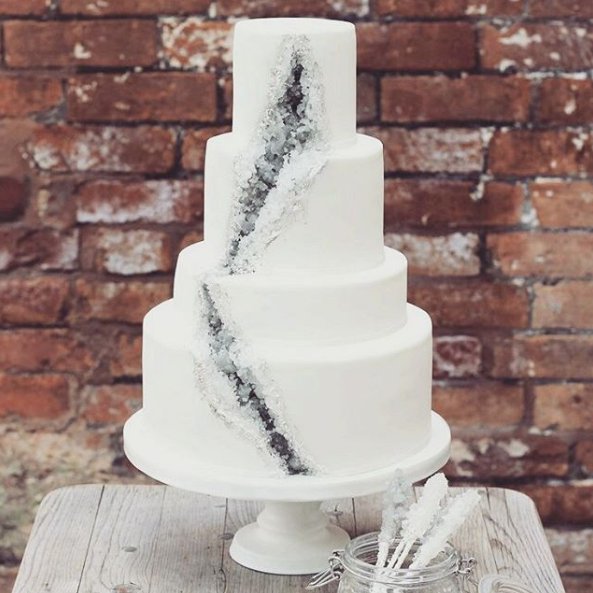 #geodeweddingcake Torty ślubne przypominające kamienie szlachetne, fot. instagram thesugaredrose