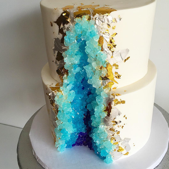 #geodeweddingcake Torty ślubne przypominające kamienie szlachetne, fot. instagram kakebydarci