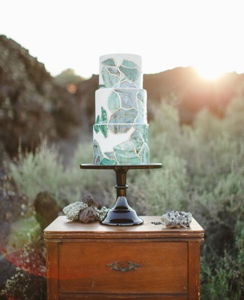 #geodeweddingcake Torty ślubne przypominające kamienie szlachetne, fot. instagram sweetcakesbykaren