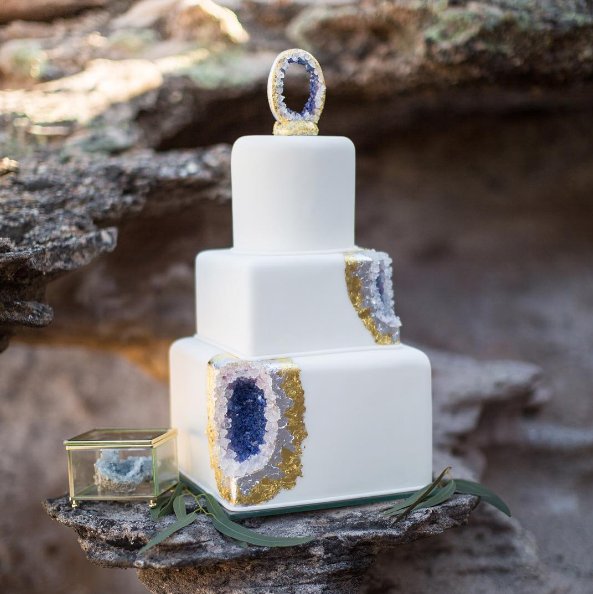 #geodeweddingcake Torty ślubne przypominające kamienie szlachetne, fot. instagram greenweddingshoes