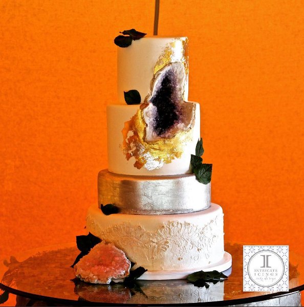 #geodeweddingcake Torty ślubne przypominające kamienie szlachetne, fot. instagram intricateicings