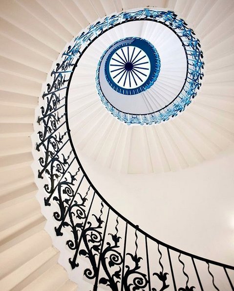 #worldneedsmorespiralstaircases - schody kręcone na Instagramie, fot. via Instagram/worldneedsmorespiralstaircases