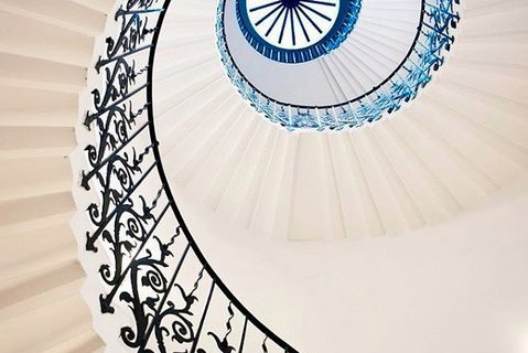 #worldneedsmorespiralstaircases - schody kręcone na Instagramie, fot. via Instagram/worldneedsmorespiralstaircases