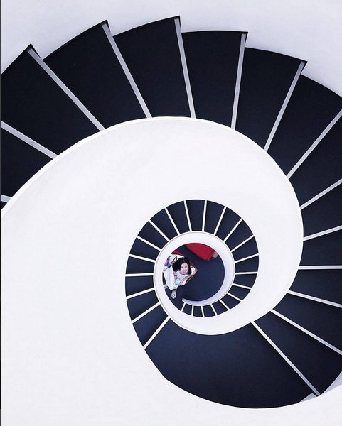 #worldneedsmorespiralstaircases - schody kręcone na Instagramie, fot. via Instagram/worldneedsmorespiralstaircases