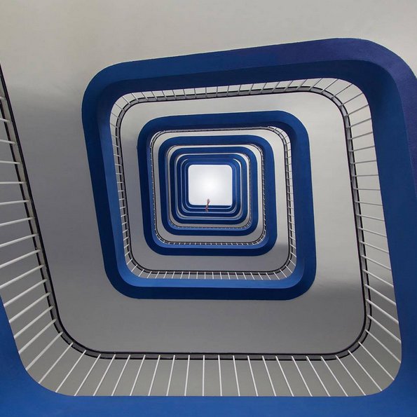 #worldneedsmorespiralstaircases - schody kręcone na Instagramie, fot. via Instagram/worldneedsmorespiralstaircases