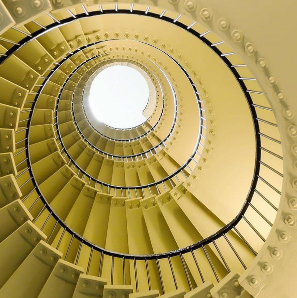 #worldneedsmorespiralstaircases - schody kręcone na Instagramie, fot. via Instagram/worldneedsmorespiralstaircases