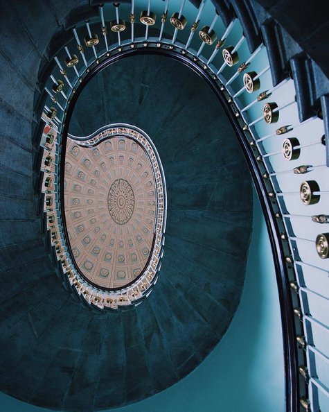 #worldneedsmorespiralstaircases - schody kręcone na Instagramie, fot. via Instagram/worldneedsmorespiralstaircases