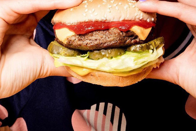 Powstał pierwszy "krwawy" wege burger imitujący stek wołowy!