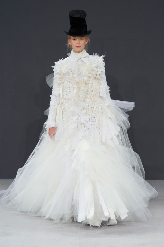 Suknie ślubne z pokazów haute couture jesień-zima 2016/2017, Viktor & Rolf, fot. Imaxtree