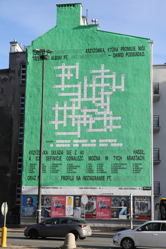 Mural z krzyżówką na kamienicy w Warszawie