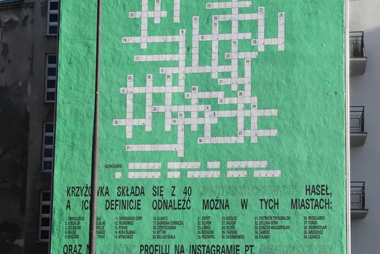Mural z krzyżówką na kamienicy w Warszawie