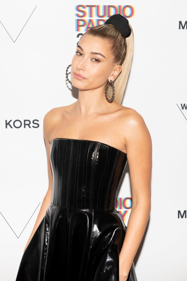 Fryzura Hailey Baldwin - frotka, materiałowa gumka i wysoki kucyk